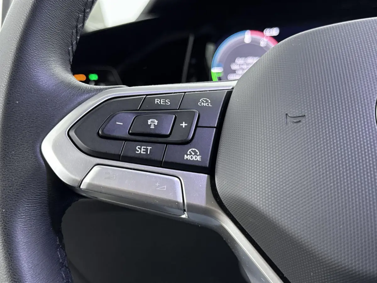 1.5 eHybrid Life Edition 204PK | Apple Carplay | Stoel+stuur verwarming | Camera| Parkeersensoren | Standkachel |