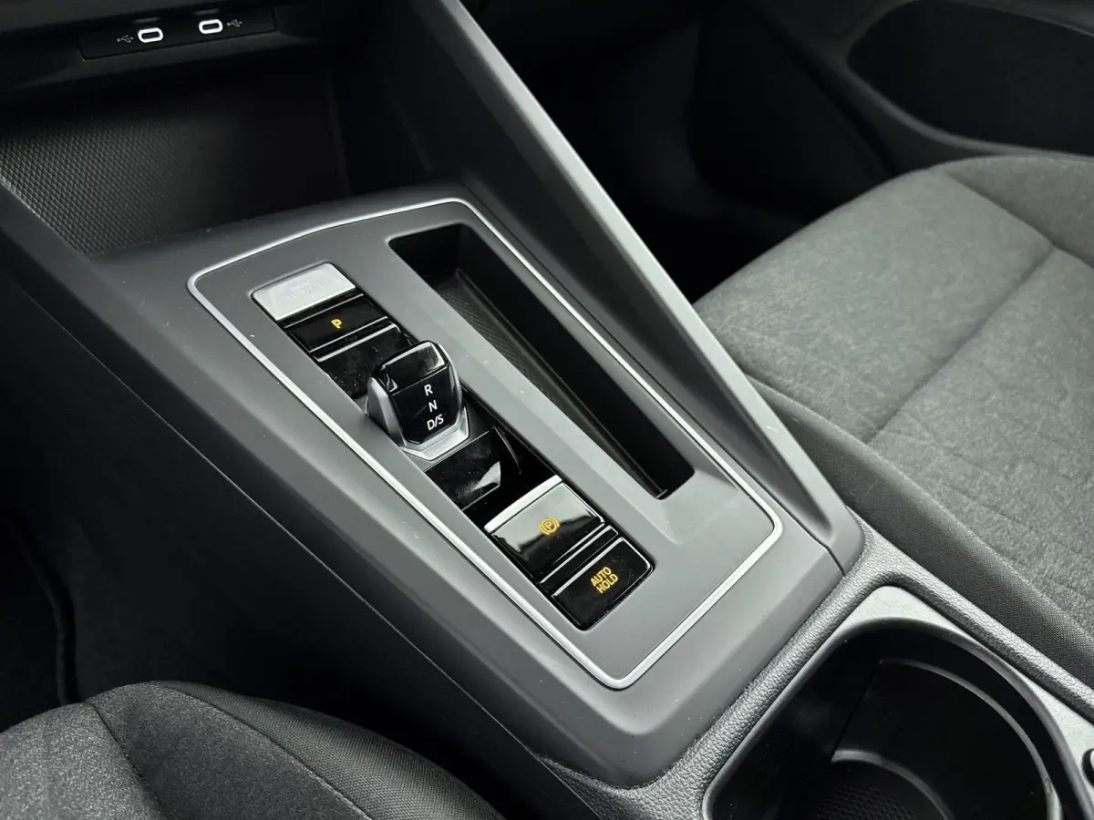 1.5 eHybrid Life Edition 204PK | Apple Carplay | Stoel+stuur verwarming | Camera| Parkeersensoren | Standkachel |