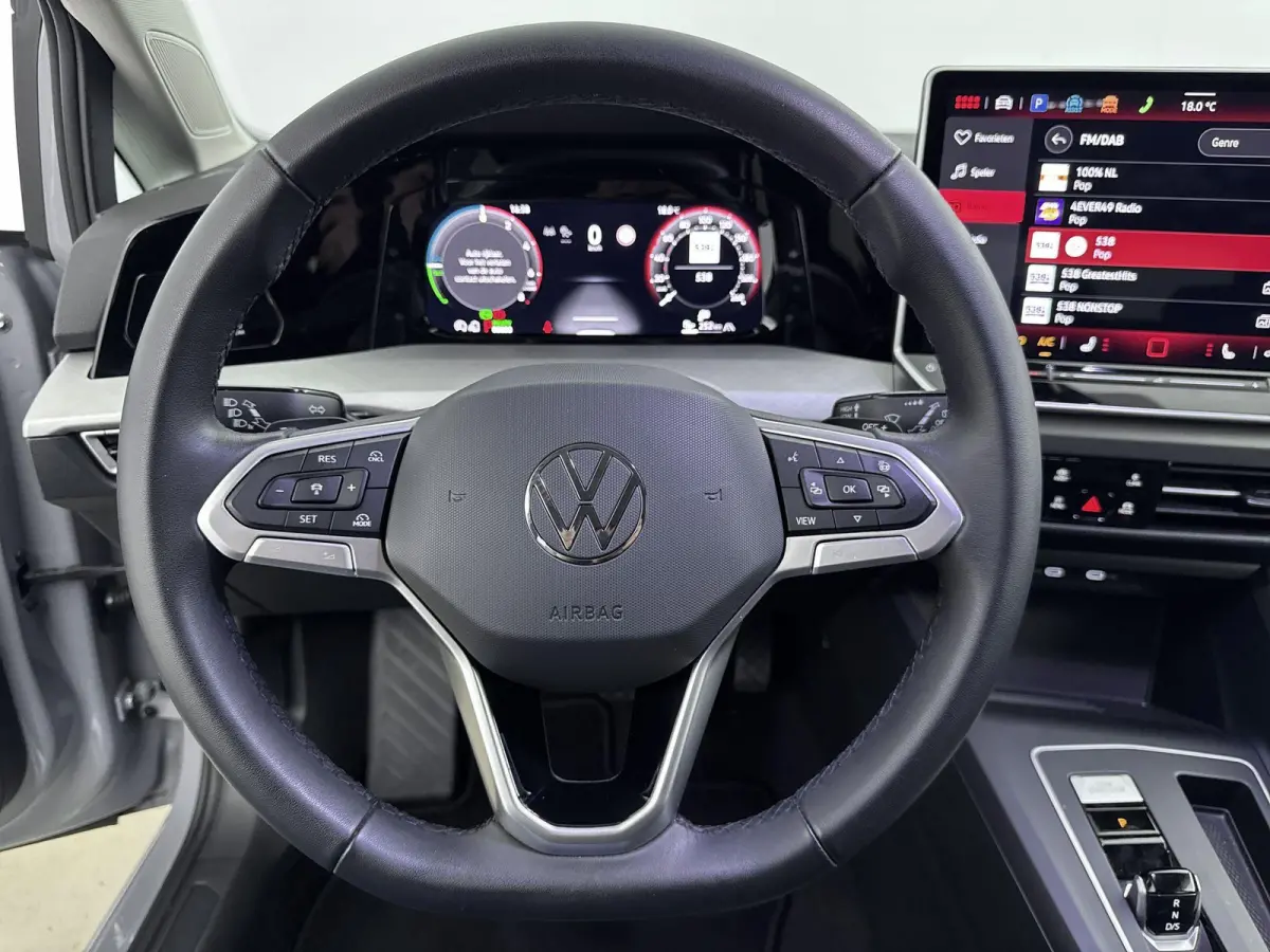 1.5 eHybrid Life Edition 204PK | Apple Carplay | Stoel+stuur verwarming | Camera| Parkeersensoren | Standkachel |