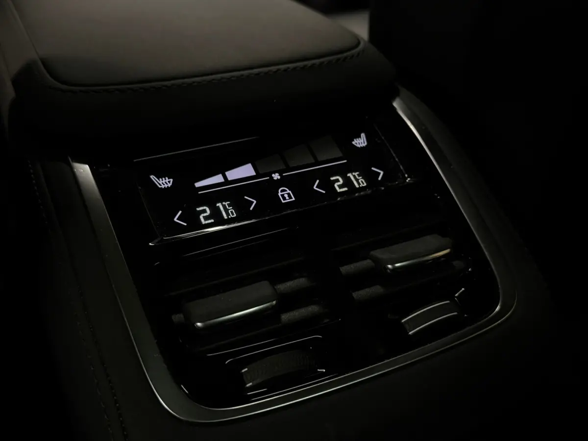 T8 AWD Recharge Ultra Dark | Full Option! | Bowers & Wilkins | Luchtvering | Stoelventilatie | Trekhaak | All Season banden | 360 Camera | Head-Up Display | Stoelmassage | 455pk | Adaptieve 