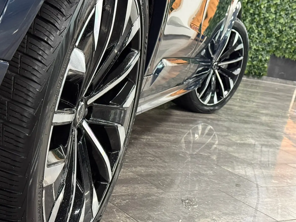 T8 AWD Recharge Ultra Dark | Full Option! | Bowers & Wilkins | Luchtvering | Stoelventilatie | Trekhaak | All Season banden | 360 Camera | Head-Up Display | Stoelmassage | 455pk | Adaptieve 
