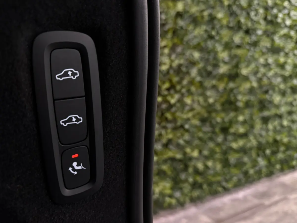 T8 AWD Recharge Ultra Dark | Full Option! | Bowers & Wilkins | Luchtvering | Stoelventilatie | Trekhaak | All Season banden | 360 Camera | Head-Up Display | Stoelmassage | 455pk | Adaptieve 