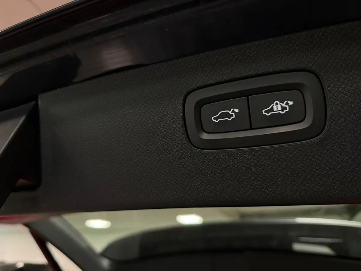 T8 AWD Recharge Ultra Dark | Full Option! | Bowers & Wilkins | Luchtvering | Stoelventilatie | Trekhaak | All Season banden | 360 Camera | Head-Up Display | Stoelmassage | 455pk | Adaptieve 