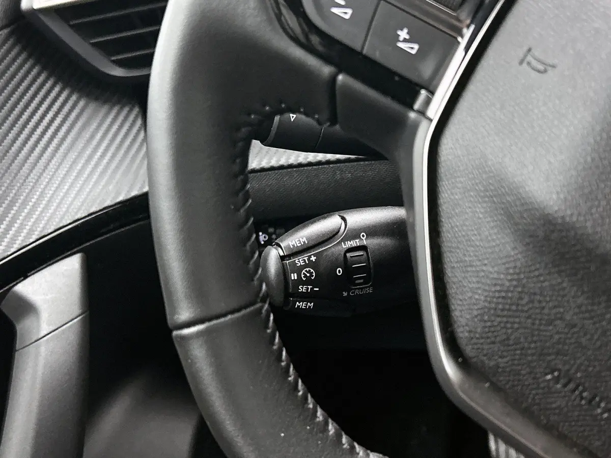 1.2 100pk Allure | Navigatie | Climate Control | Cruise Control | Camera | 17"LMV | LED | Apple Carplay/Android Auto |