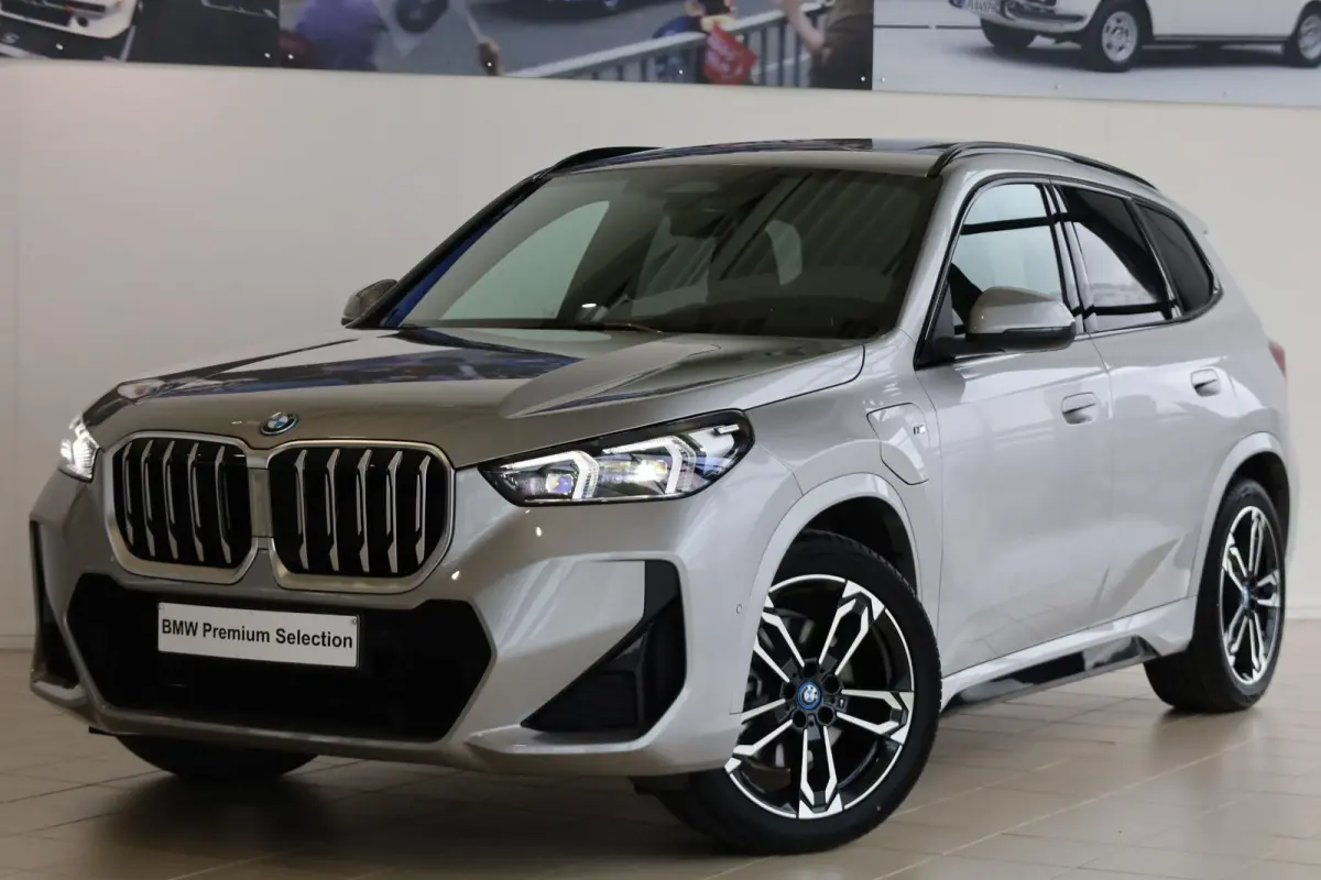 xDrive25e | M Sportpakket | Panoramadak | Achteruitrijcamera | Trekhaak | Stoelverwarming