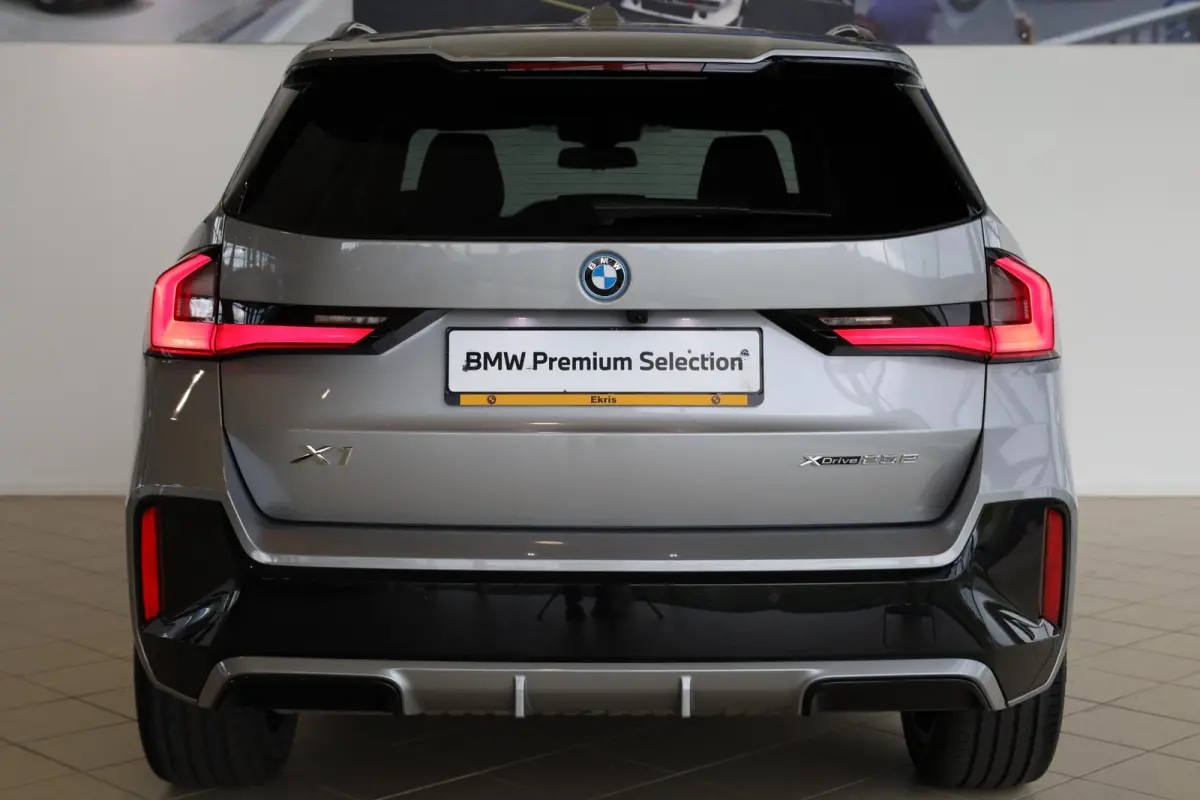 xDrive25e | M Sportpakket | Panoramadak | Achteruitrijcamera | Trekhaak | Stoelverwarming