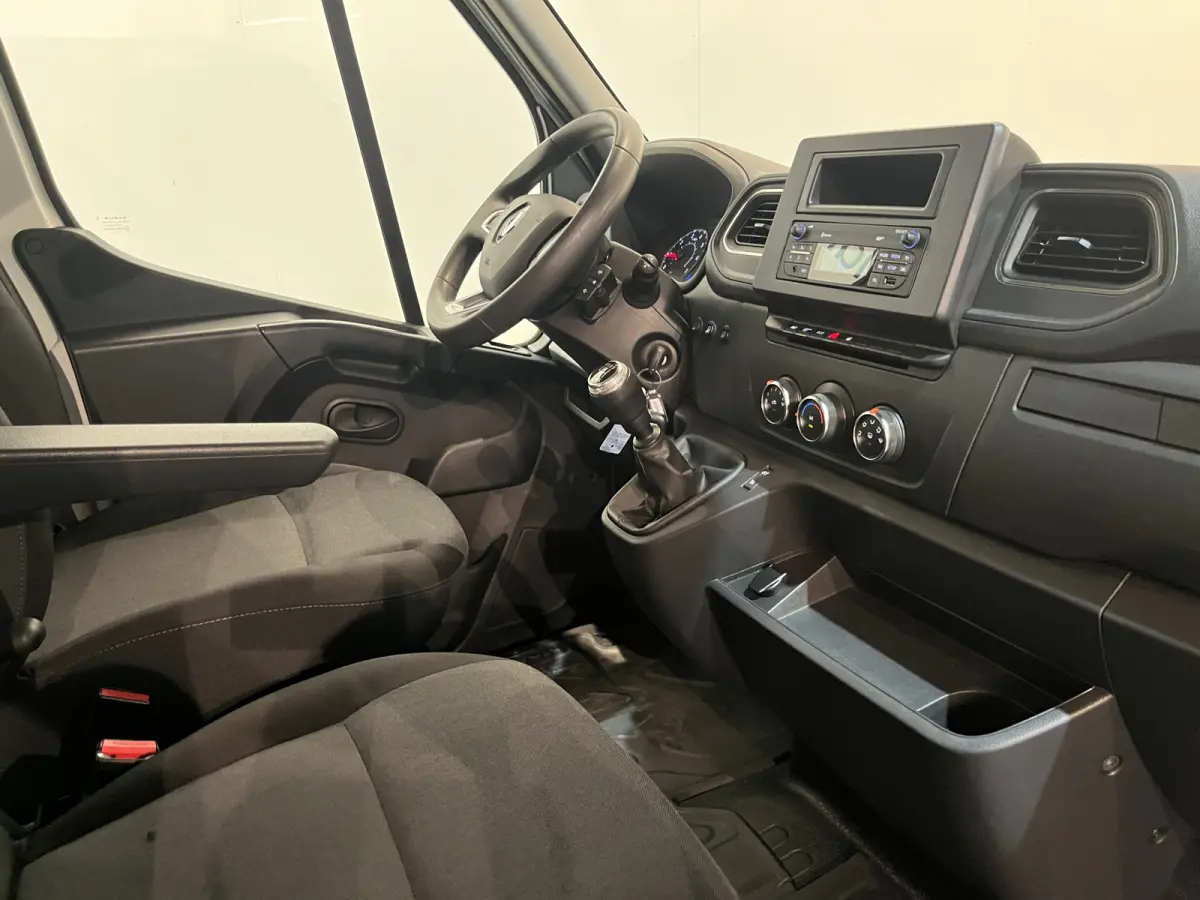 2.3 dCi 145 PK L3 Open Laadbak / Fassi Kraan / Euro 6 / Airco / Trekhaak / Cruise Control / 3-Zits / 65.000 KM !!