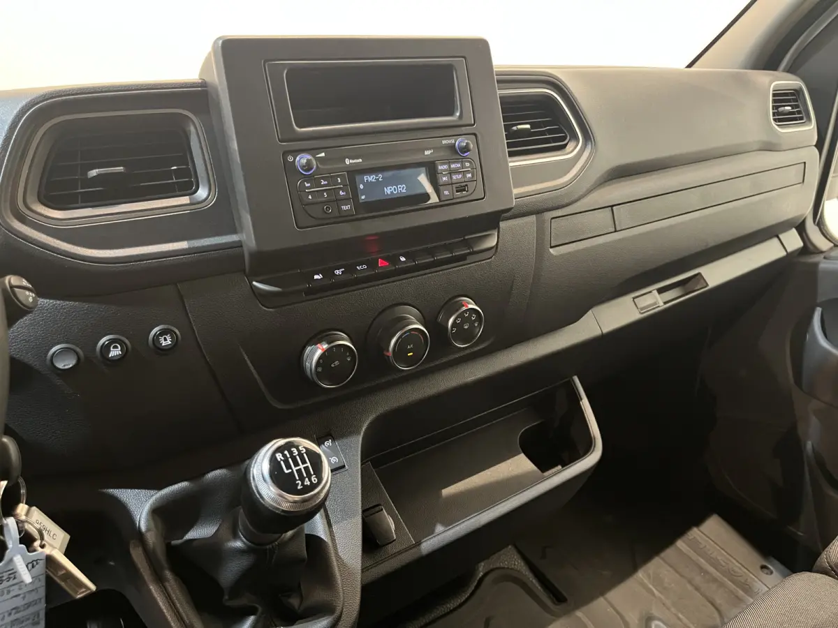 2.3 dCi 145 PK L3 Open Laadbak / Fassi Kraan / Euro 6 / Airco / Trekhaak / Cruise Control / 3-Zits / 65.000 KM !!