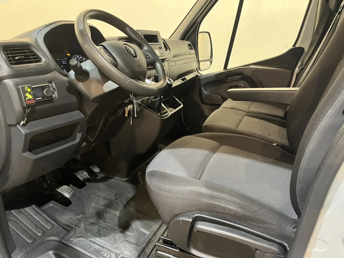 2.3 dCi 145 PK L3 Open Laadbak / Fassi Kraan / Euro 6 / Airco / Trekhaak / Cruise Control / 3-Zits / 65.000 KM !!