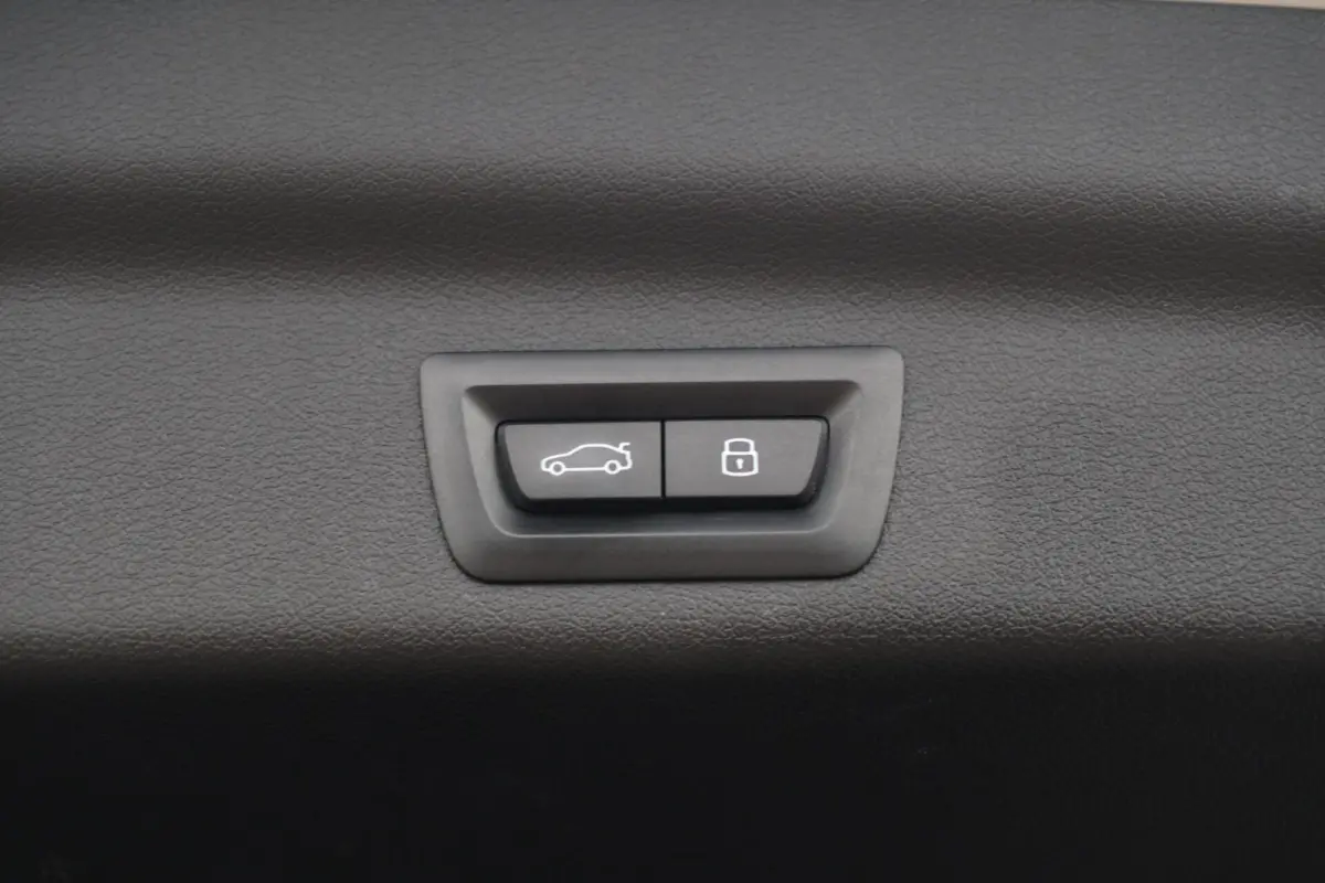 sDrive18i | M-Sport | Stoelverwarming | Trekhaak | Parkeercamera | BLIS | Memory Stoel | Lm Velgen
