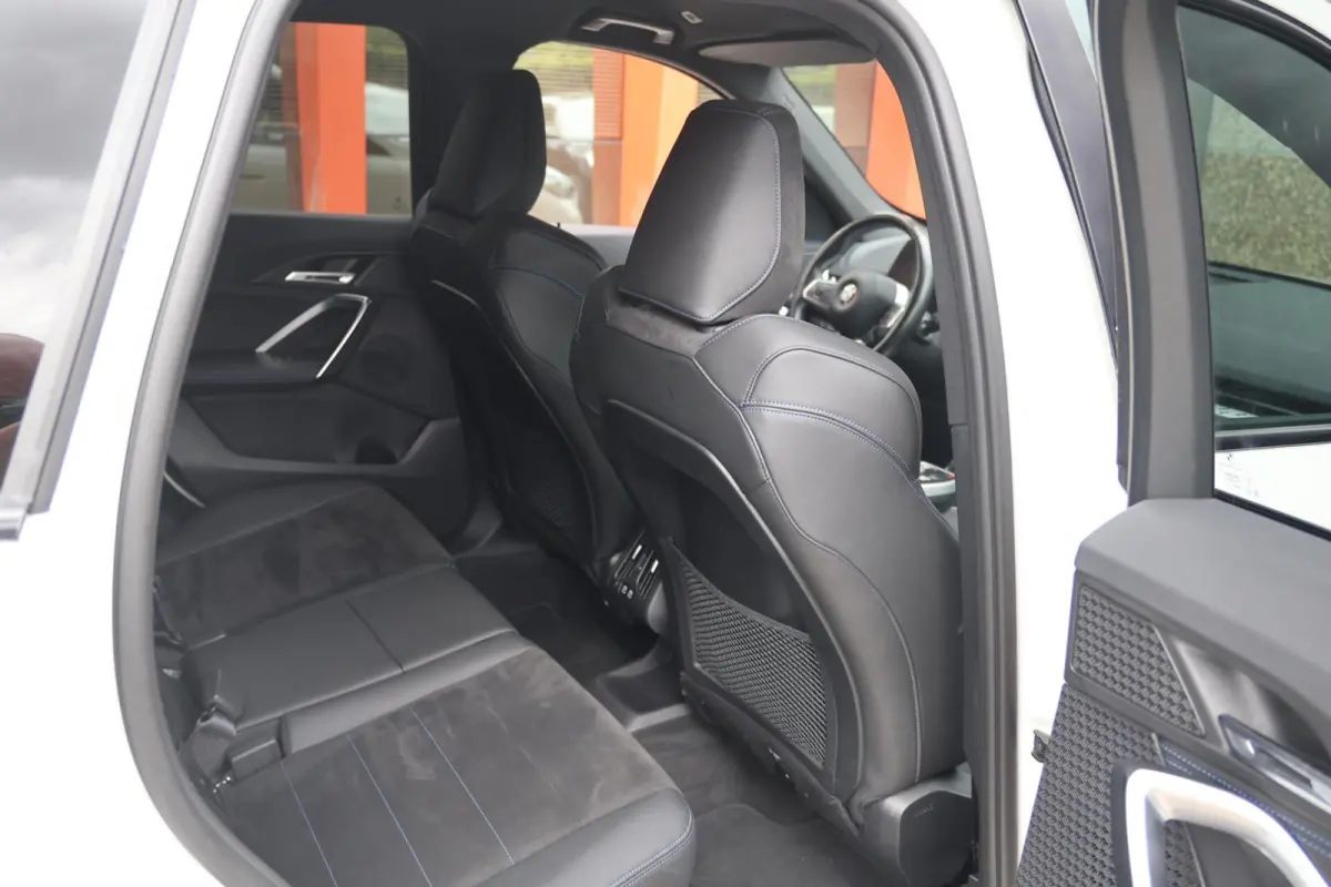 sDrive18i | M-Sport | Stoelverwarming | Trekhaak | Parkeercamera | BLIS | Memory Stoel | Lm Velgen
