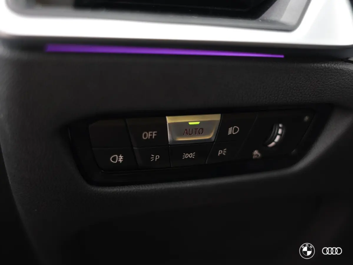 330E xDrive SPORTLINE / DODEHOEK / AMBIENTE / TREKHAAK / HIFI / CAMERA / 18"