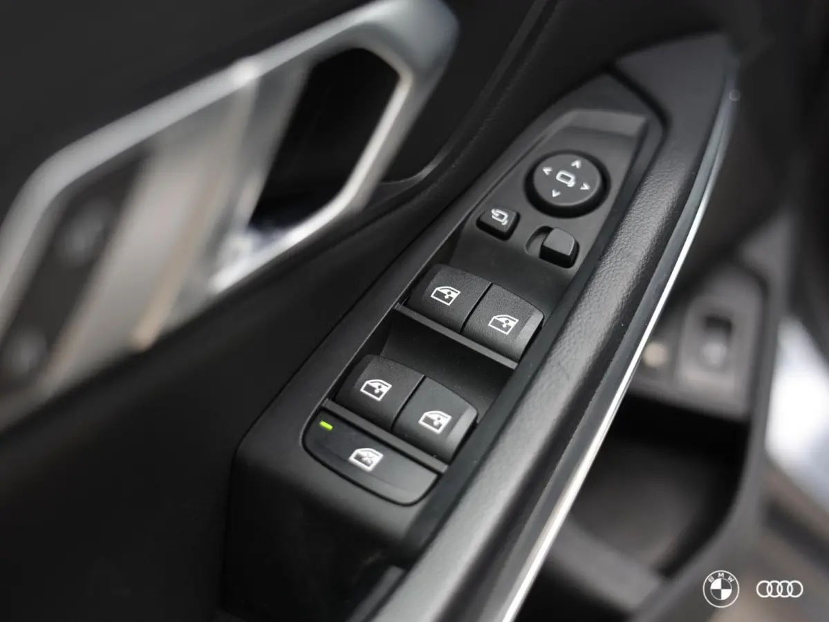 330E xDrive SPORTLINE / DODEHOEK / AMBIENTE / TREKHAAK / HIFI / CAMERA / 18"