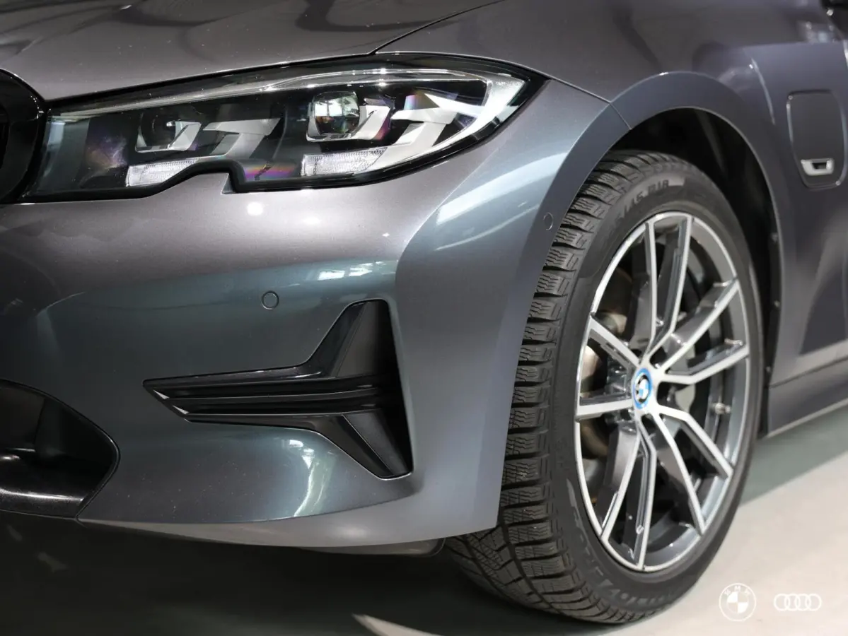 330E xDrive SPORTLINE / DODEHOEK / AMBIENTE / TREKHAAK / HIFI / CAMERA / 18"