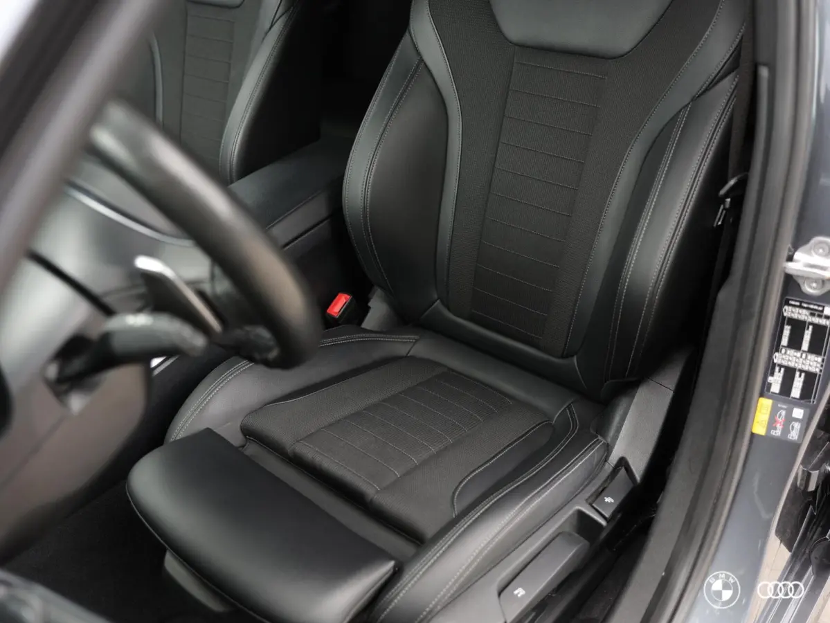 330E xDrive SPORTLINE / DODEHOEK / AMBIENTE / TREKHAAK / HIFI / CAMERA / 18"