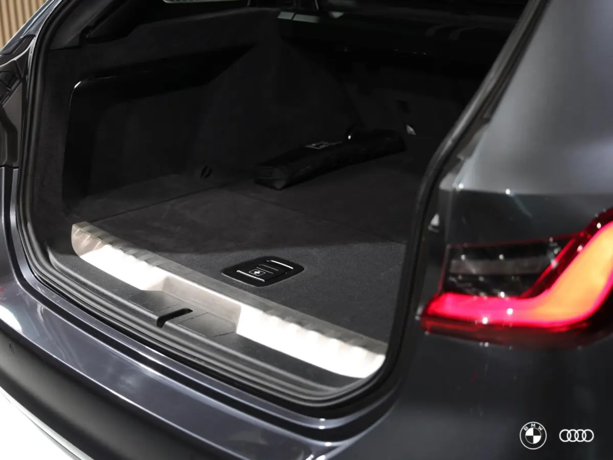 330E xDrive SPORTLINE / DODEHOEK / AMBIENTE / TREKHAAK / HIFI / CAMERA / 18"