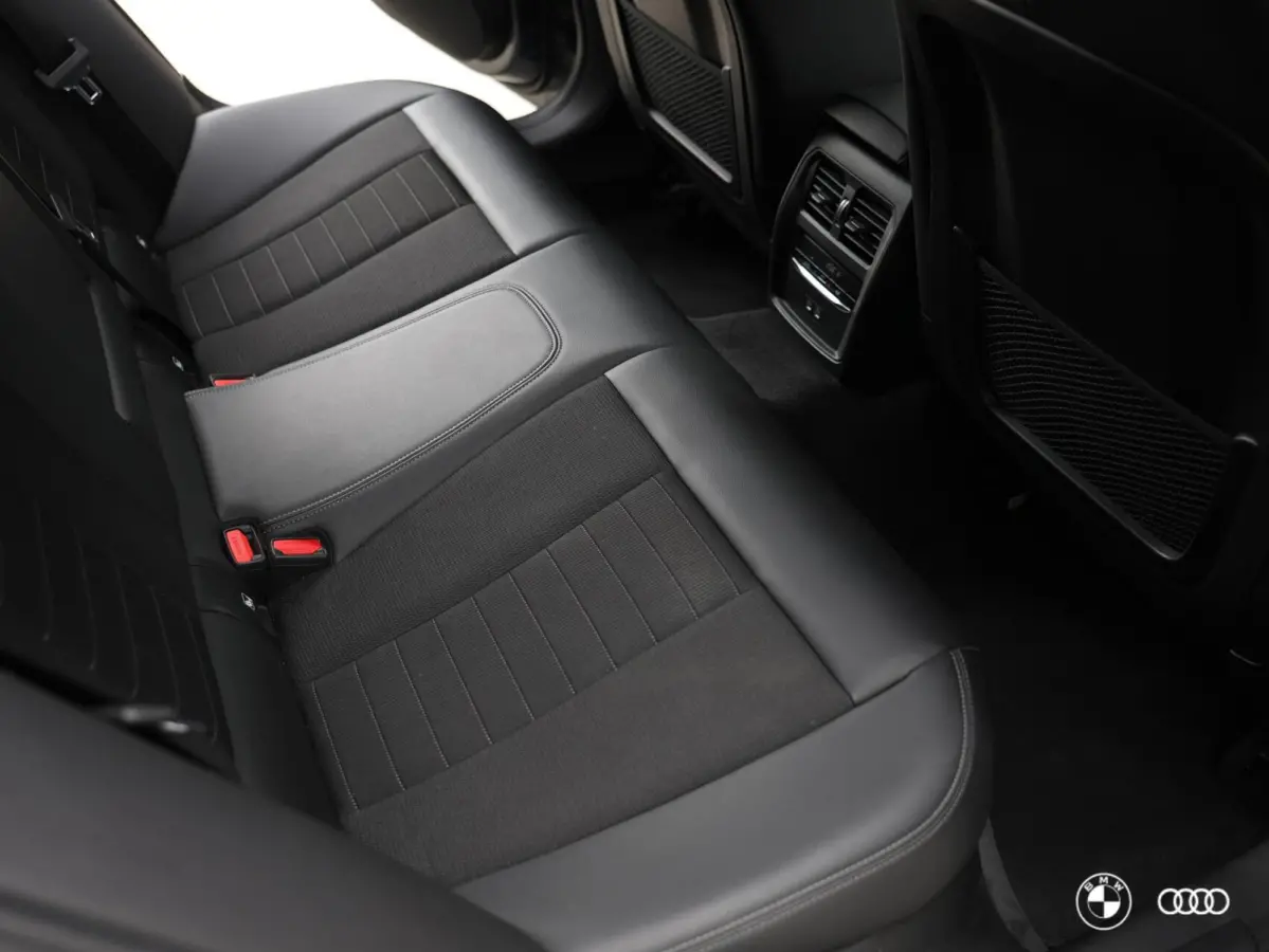 330E xDrive SPORTLINE / DODEHOEK / AMBIENTE / TREKHAAK / HIFI / CAMERA / 18"