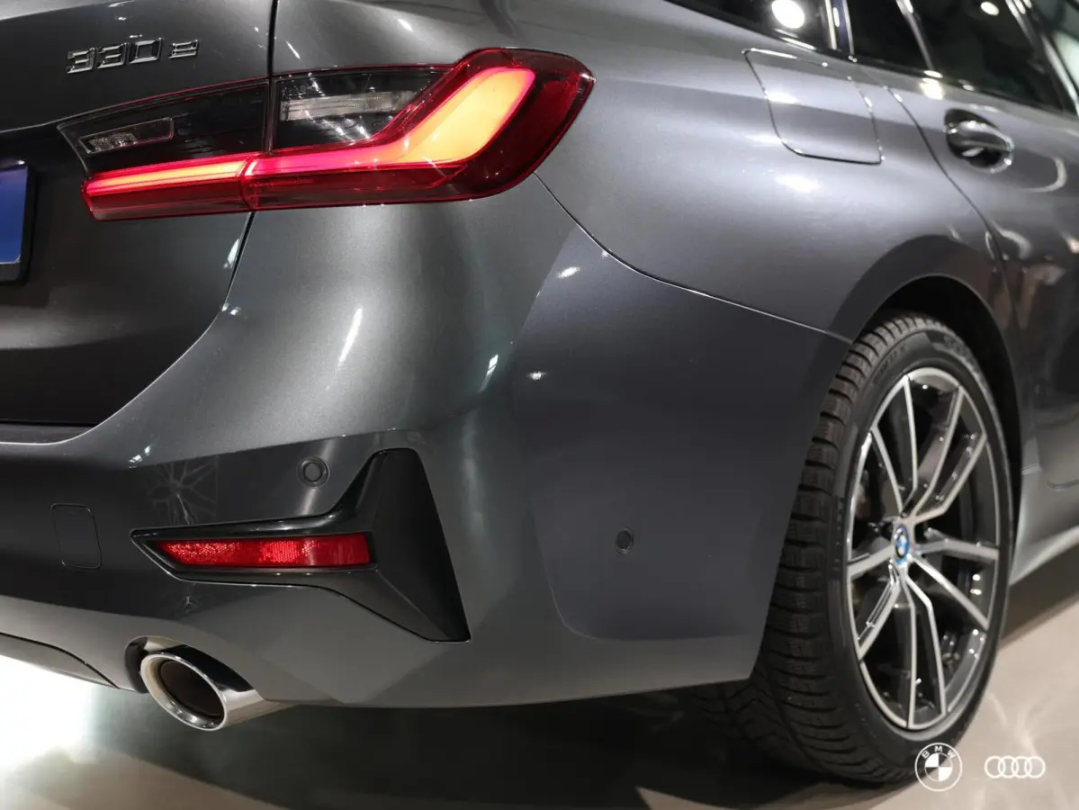 330E xDrive SPORTLINE / DODEHOEK / AMBIENTE / TREKHAAK / HIFI / CAMERA / 18"