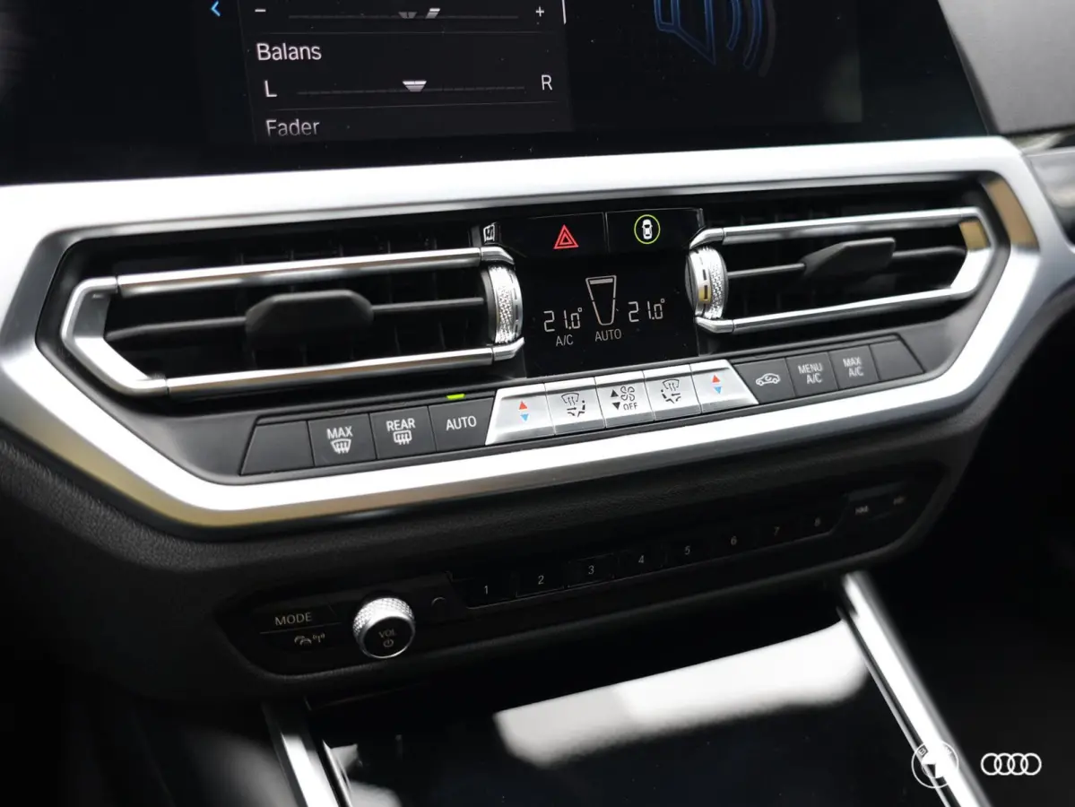 330E xDrive SPORTLINE / DODEHOEK / AMBIENTE / TREKHAAK / HIFI / CAMERA / 18"
