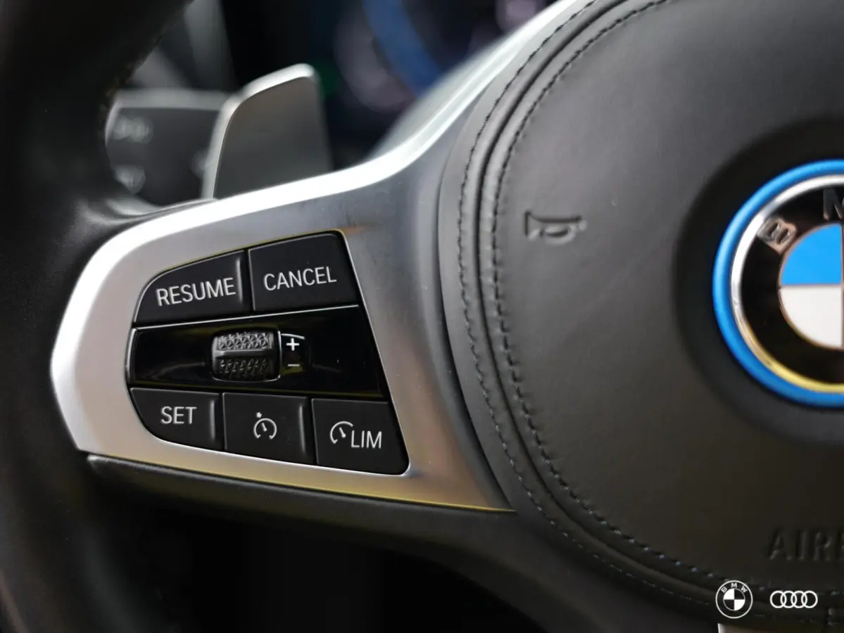 330E xDrive SPORTLINE / DODEHOEK / AMBIENTE / TREKHAAK / HIFI / CAMERA / 18"