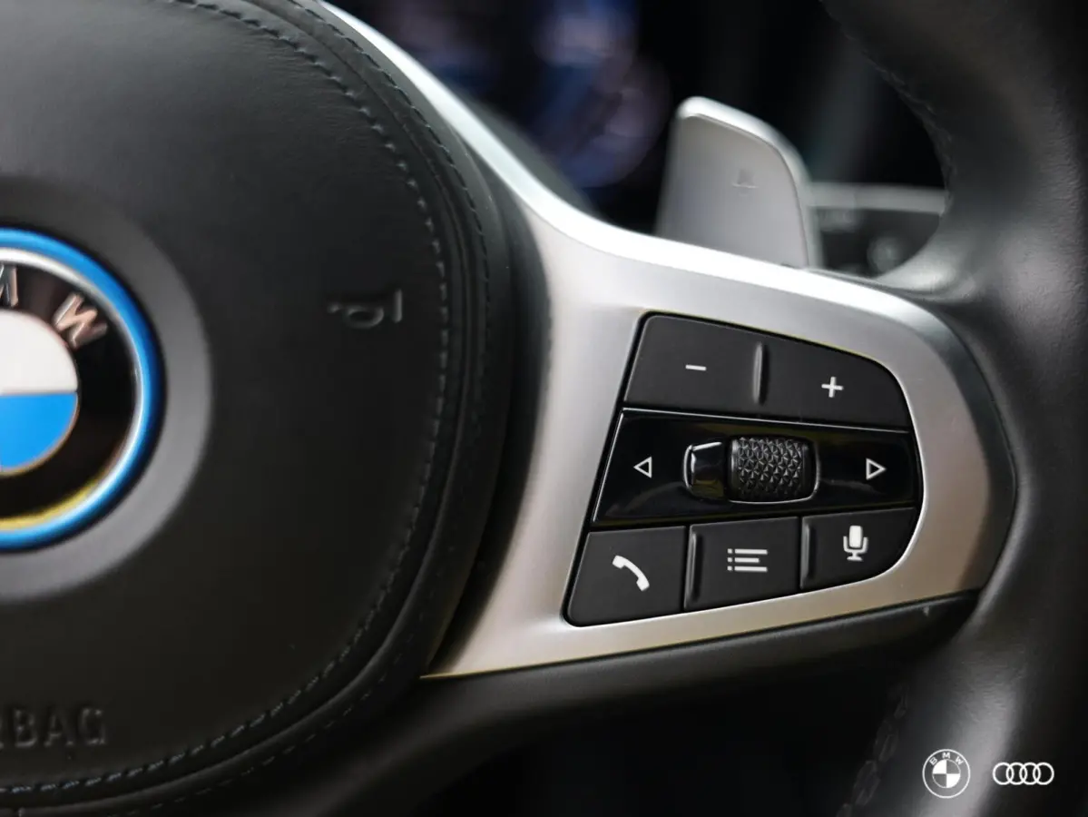 330E xDrive SPORTLINE / DODEHOEK / AMBIENTE / TREKHAAK / HIFI / CAMERA / 18"