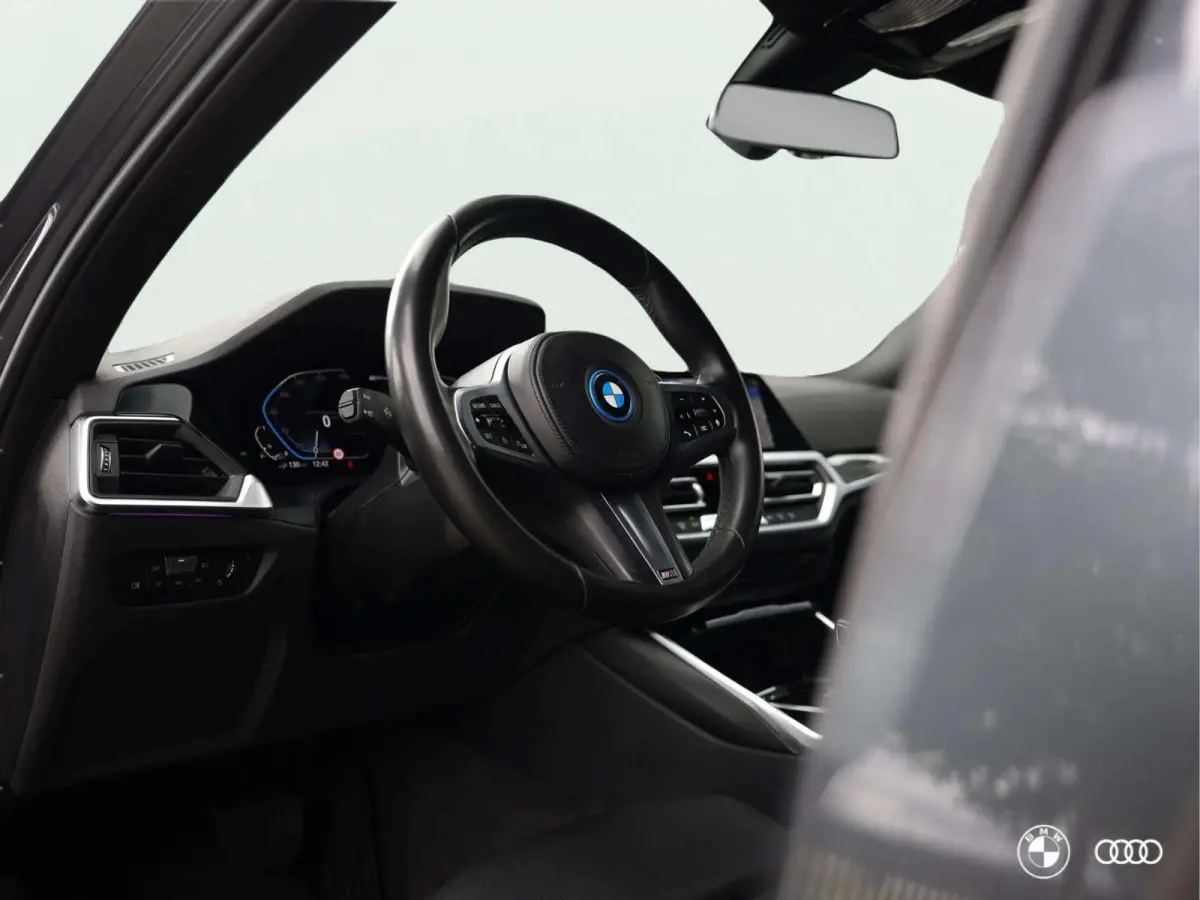 330E xDrive SPORTLINE / DODEHOEK / AMBIENTE / TREKHAAK / HIFI / CAMERA / 18"