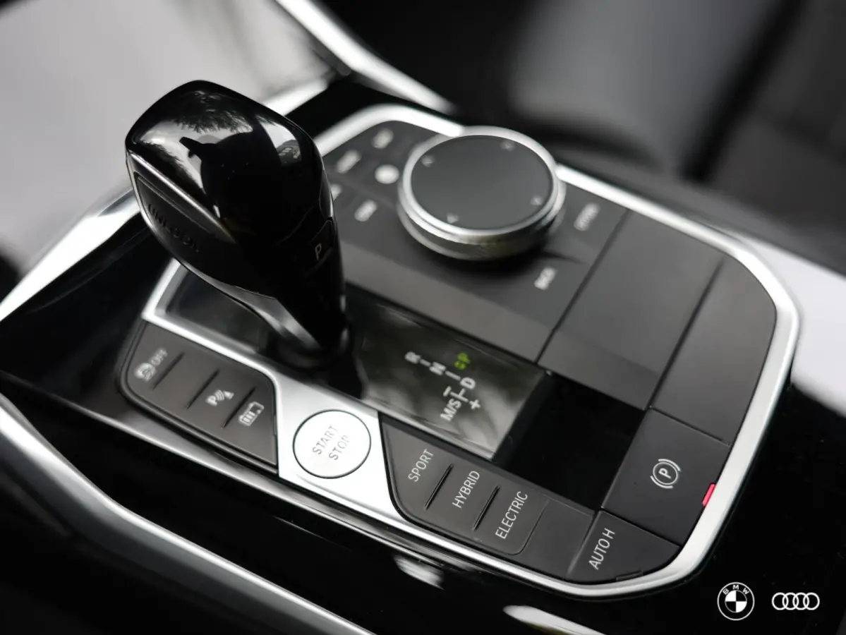 330E xDrive SPORTLINE / DODEHOEK / AMBIENTE / TREKHAAK / HIFI / CAMERA / 18"