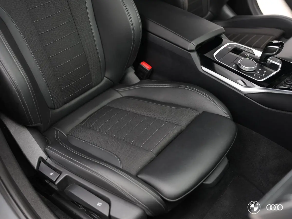 330E xDrive SPORTLINE / DODEHOEK / AMBIENTE / TREKHAAK / HIFI / CAMERA / 18"