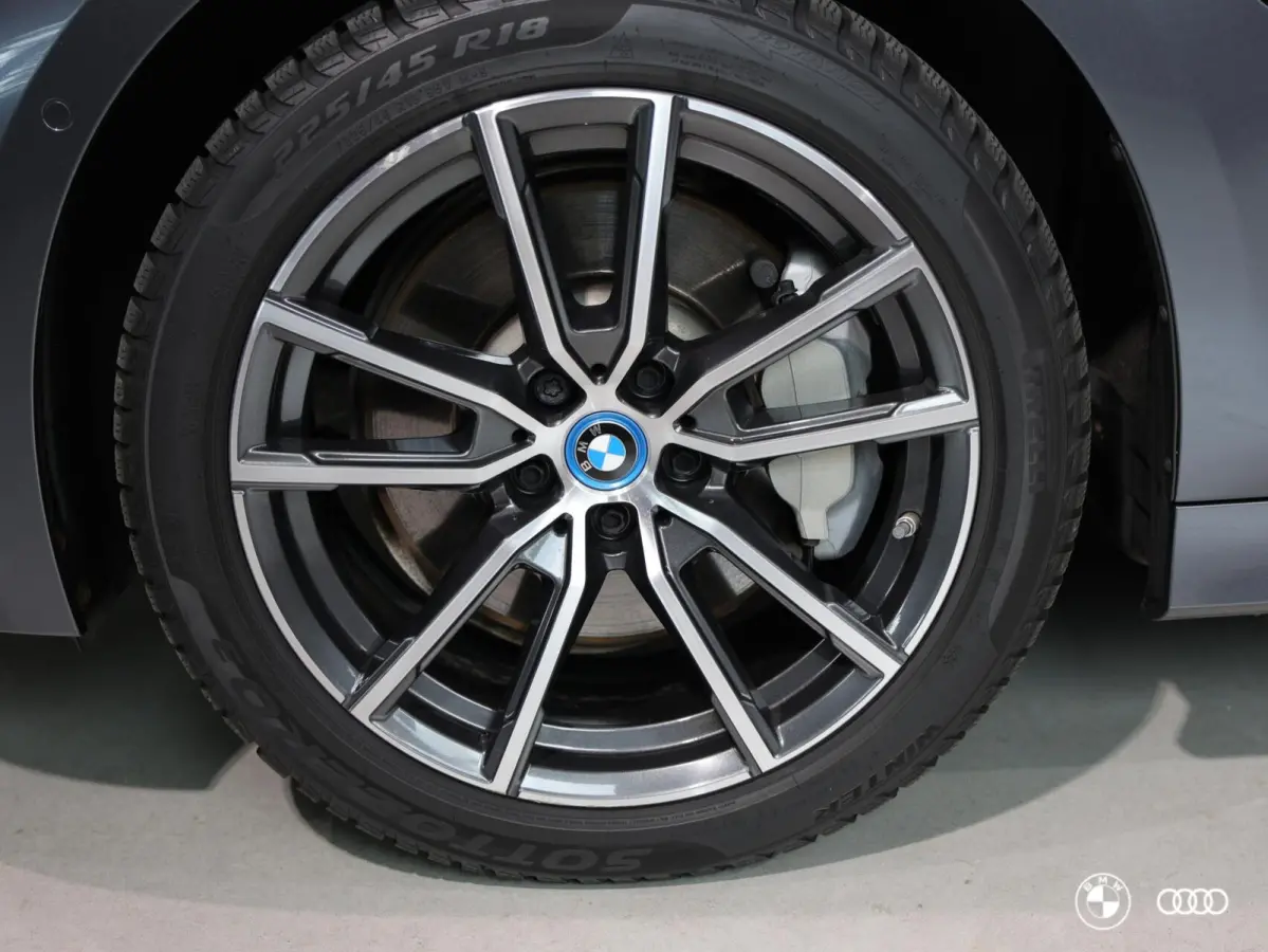 330E xDrive SPORTLINE / DODEHOEK / AMBIENTE / TREKHAAK / HIFI / CAMERA / 18"