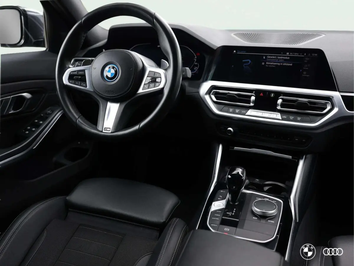 330E xDrive SPORTLINE / DODEHOEK / AMBIENTE / TREKHAAK / HIFI / CAMERA / 18"