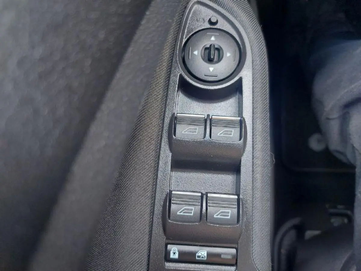 1.0 Titanium airco,cruisecontrol,navigatie/camera,parkeersensoren,