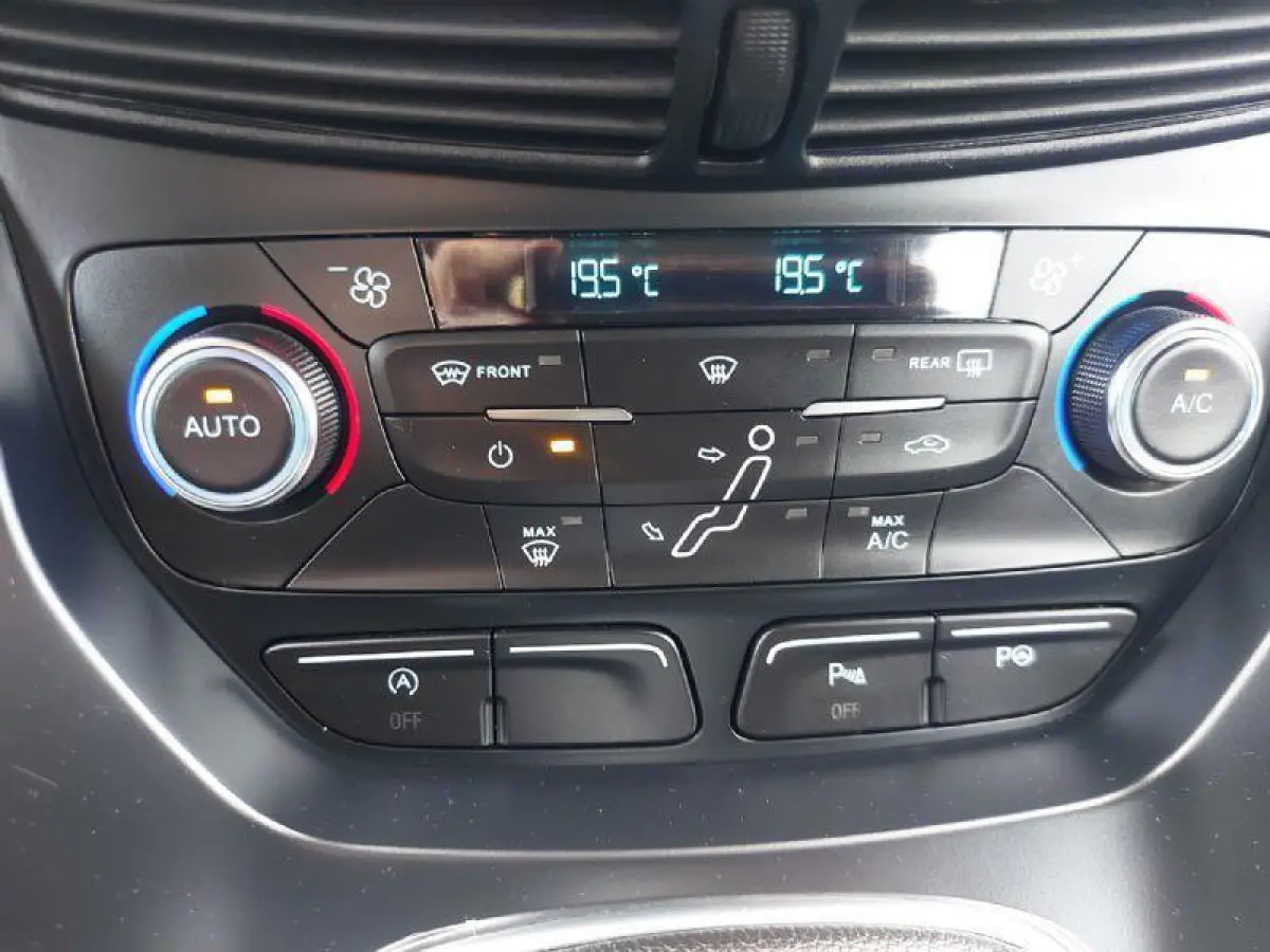 1.0 Titanium airco,cruisecontrol,navigatie/camera,parkeersensoren,