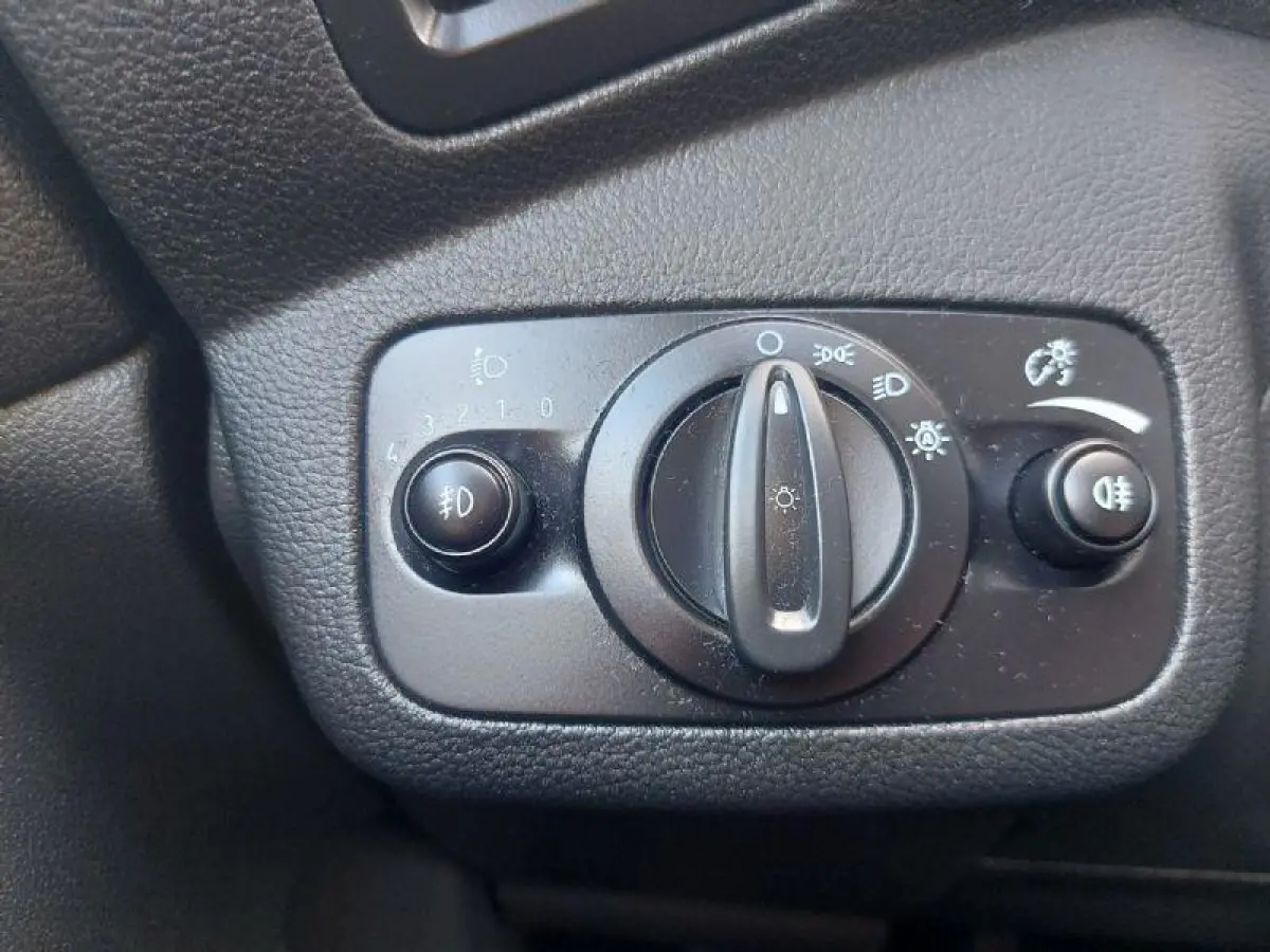 1.0 Titanium airco,cruisecontrol,navigatie/camera,parkeersensoren,