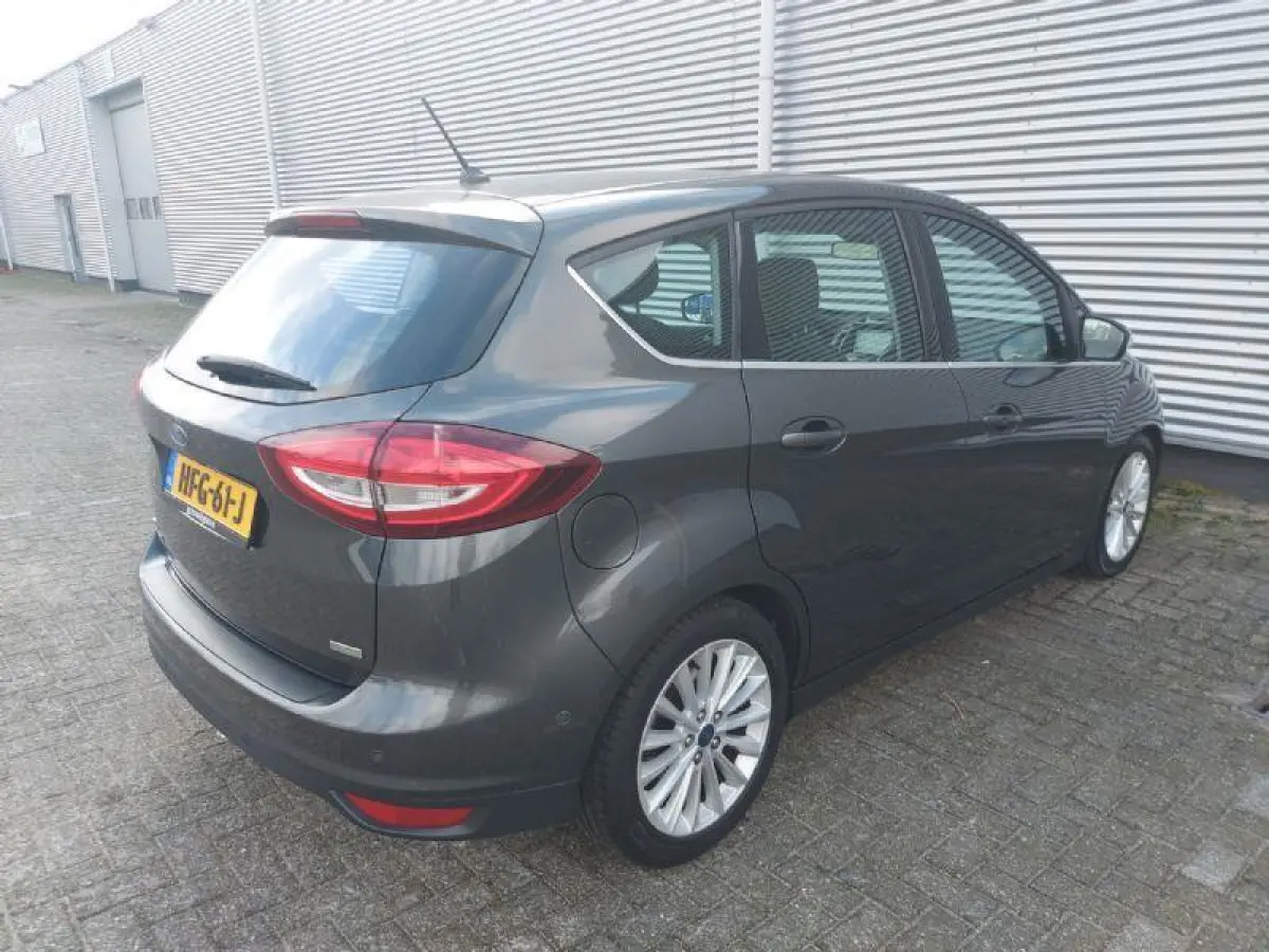 1.0 Titanium airco,cruisecontrol,navigatie/camera,parkeersensoren,
