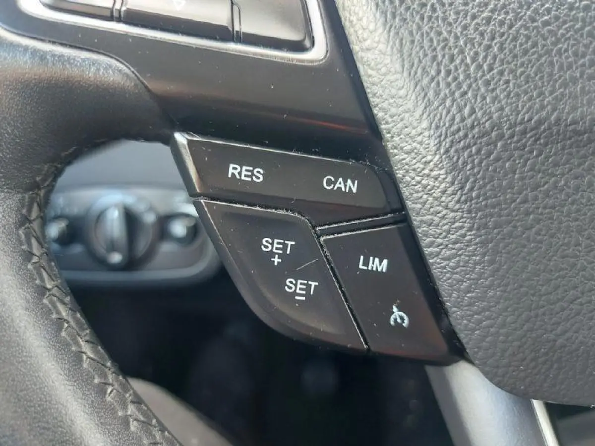 1.0 Titanium airco,cruisecontrol,navigatie/camera,parkeersensoren,
