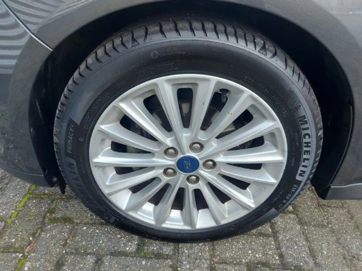 1.0 Titanium airco,cruisecontrol,navigatie/camera,parkeersensoren,