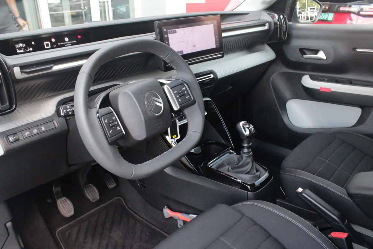 1.2 100PK MAX | AFNEEMBARE TREKHAAK | POLAR WHITE DAK | MONTE CARLO BLUE | ACHTERUITRIJ CAMERA | 17" LICHTMETALEN VELGEN "ATACAMITE" | NAVIGATIE | DRAADLOZE APPLE CARPLAY/ANDROID AUTO | DRAA