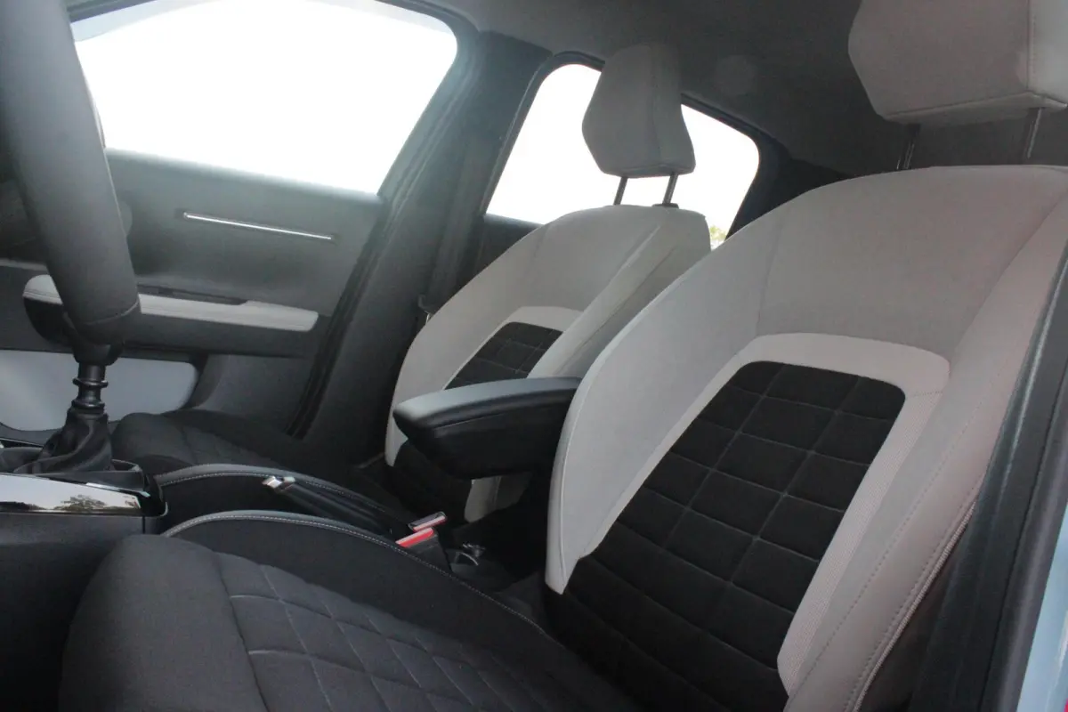 1.2 100PK MAX | AFNEEMBARE TREKHAAK | POLAR WHITE DAK | MONTE CARLO BLUE | ACHTERUITRIJ CAMERA | 17" LICHTMETALEN VELGEN "ATACAMITE" | NAVIGATIE | DRAADLOZE APPLE CARPLAY/ANDROID AUTO | DRAA