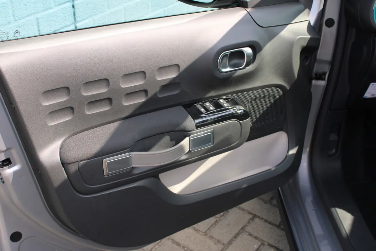 1.2 PureTech BusinessNavi, Camera, Airco, Dealer auto,dodedetectie spiegels 1ste eigenaar | Achterbank in delen neerklapbaar | Achteropkomend verkeer waarschuwing | Achteruitrijcamera