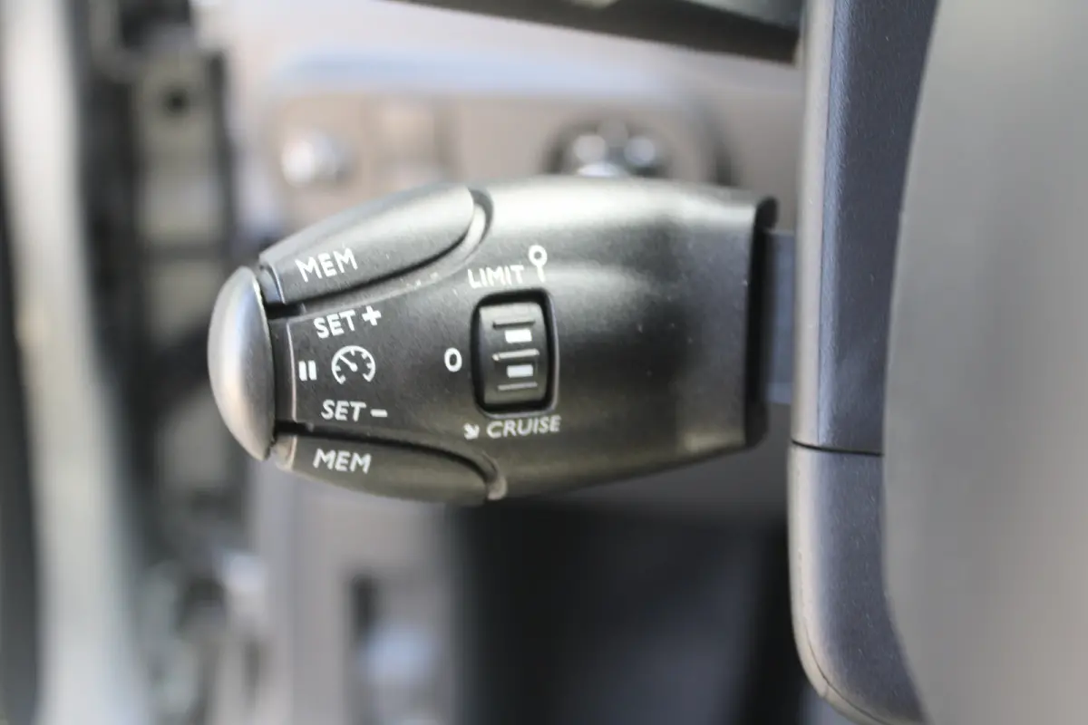 1.2 PureTech BusinessNavi, Camera, Airco, Dealer auto,dodedetectie spiegels 1ste eigenaar | Achterbank in delen neerklapbaar | Achteropkomend verkeer waarschuwing | Achteruitrijcamera
