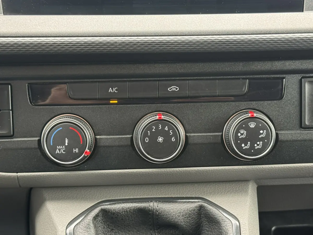 2.0 TDI L2H1 28 Highline Trekhaak 3 Zits Pdc v+a Navigatie Cruise Lat om Lat