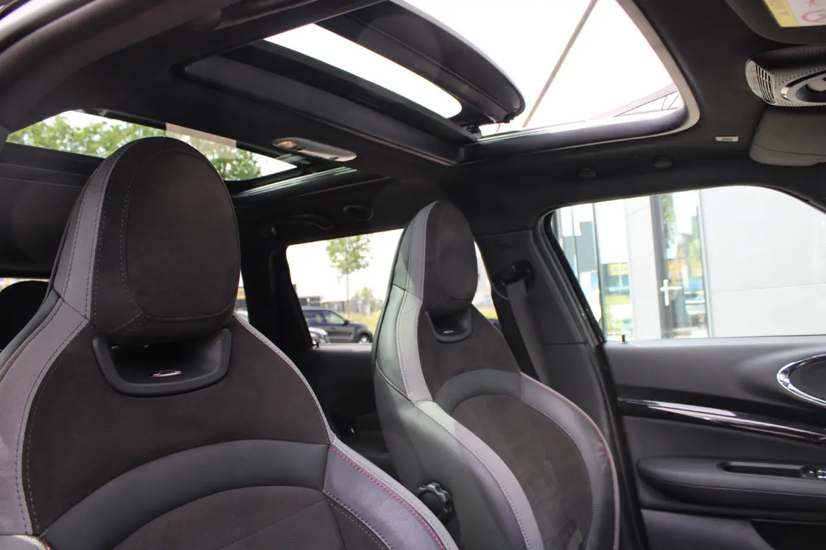 2.0 JCW 306pk ALL4 Thunder Pack | Automaat | Navigatie | Panorama/schuifdak | H&K | Verlaagd | Camera | Stoelverwarming |