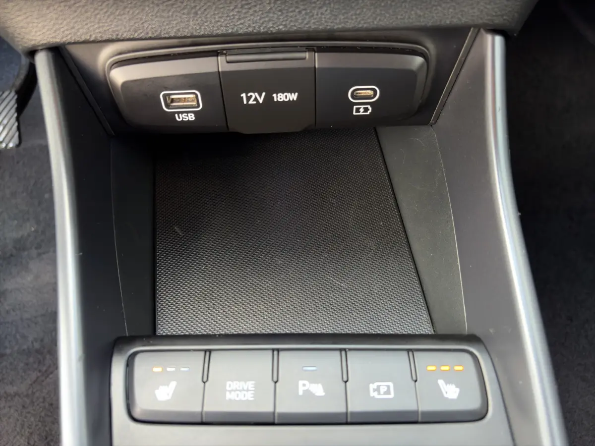 1.0 T-GDI 100pk Premium | Carplay | Climate control | Cruise control | Stoel/stuurverwarming | Camera | Parkeersensoren | DAB | Premium Audio | Lichtmetalen velgen | Navigatie