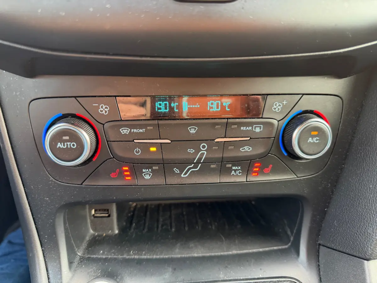 1.5 Titanium ST-line,stoel/stuurverwarming,Navigatie,clima,parkeersensoren/Camera