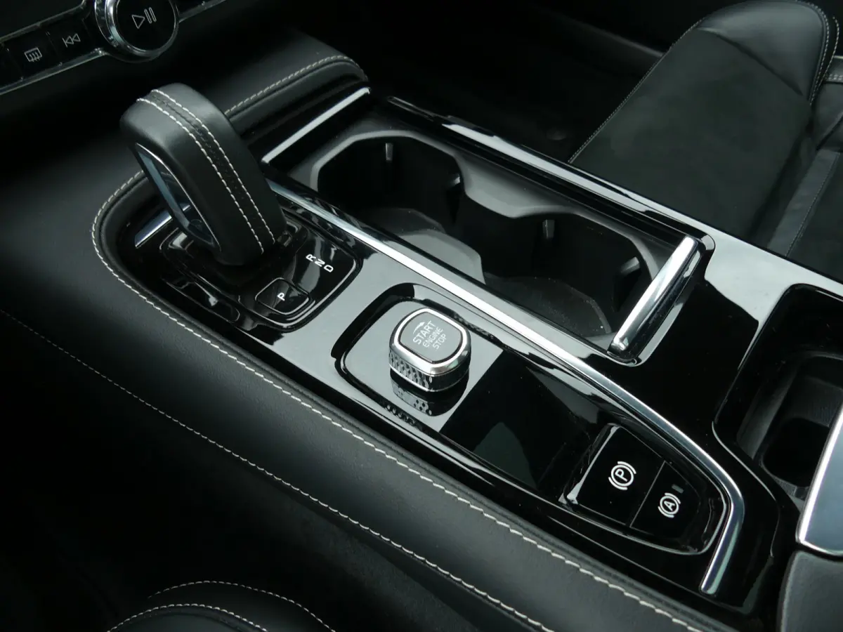 2.0 T6 AWD Inscription Exclusive / PANO / H&K AUDIO