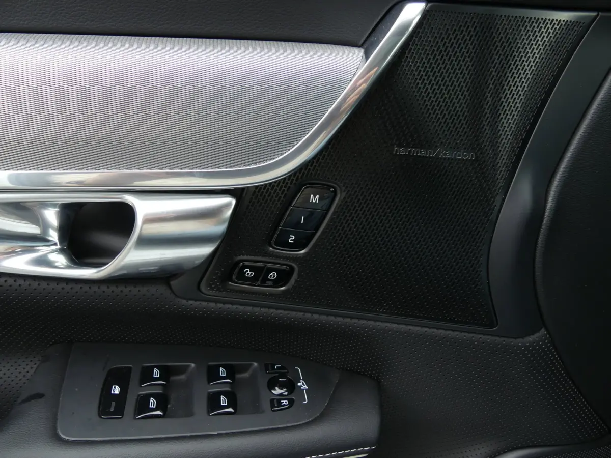 2.0 T6 AWD Inscription Exclusive / PANO / H&K AUDIO