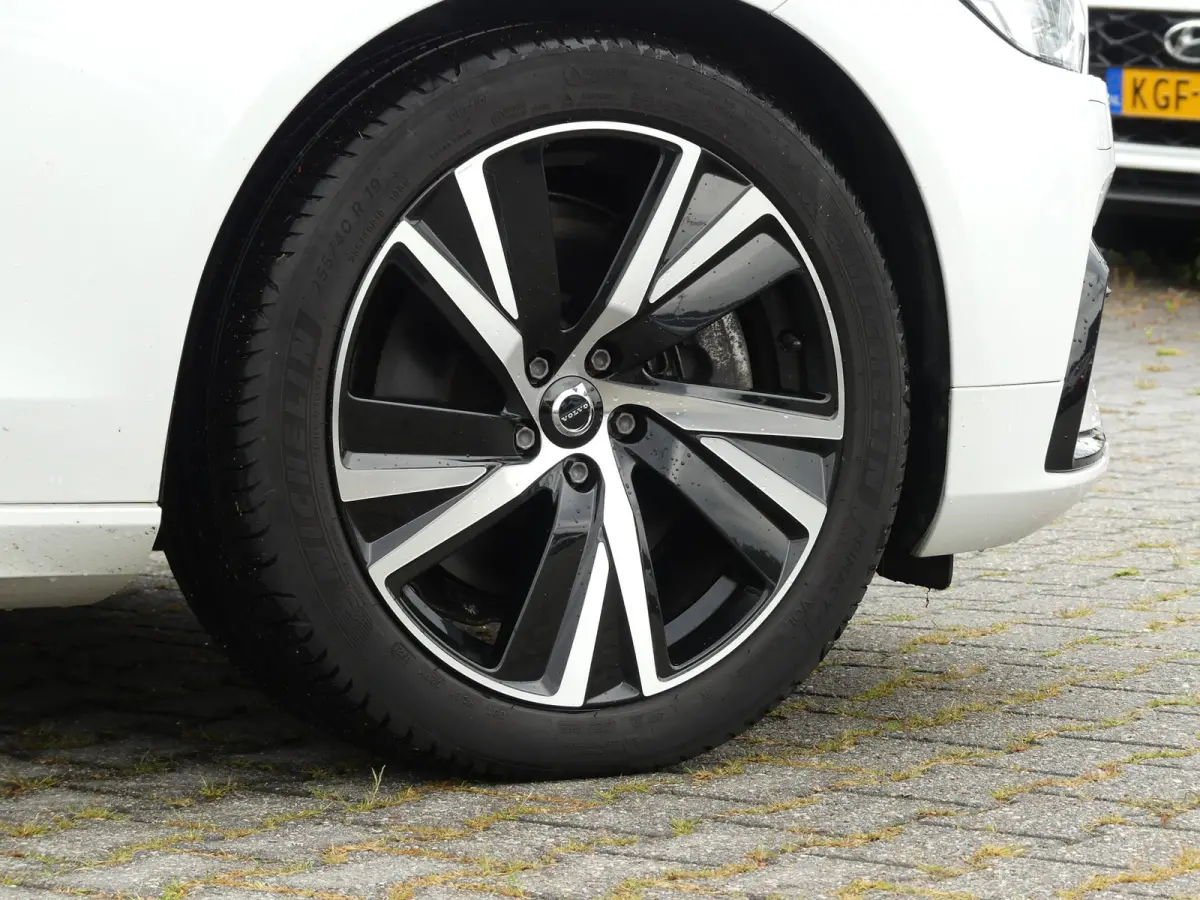 2.0 T6 AWD Inscription Exclusive / PANO / H&K AUDIO
