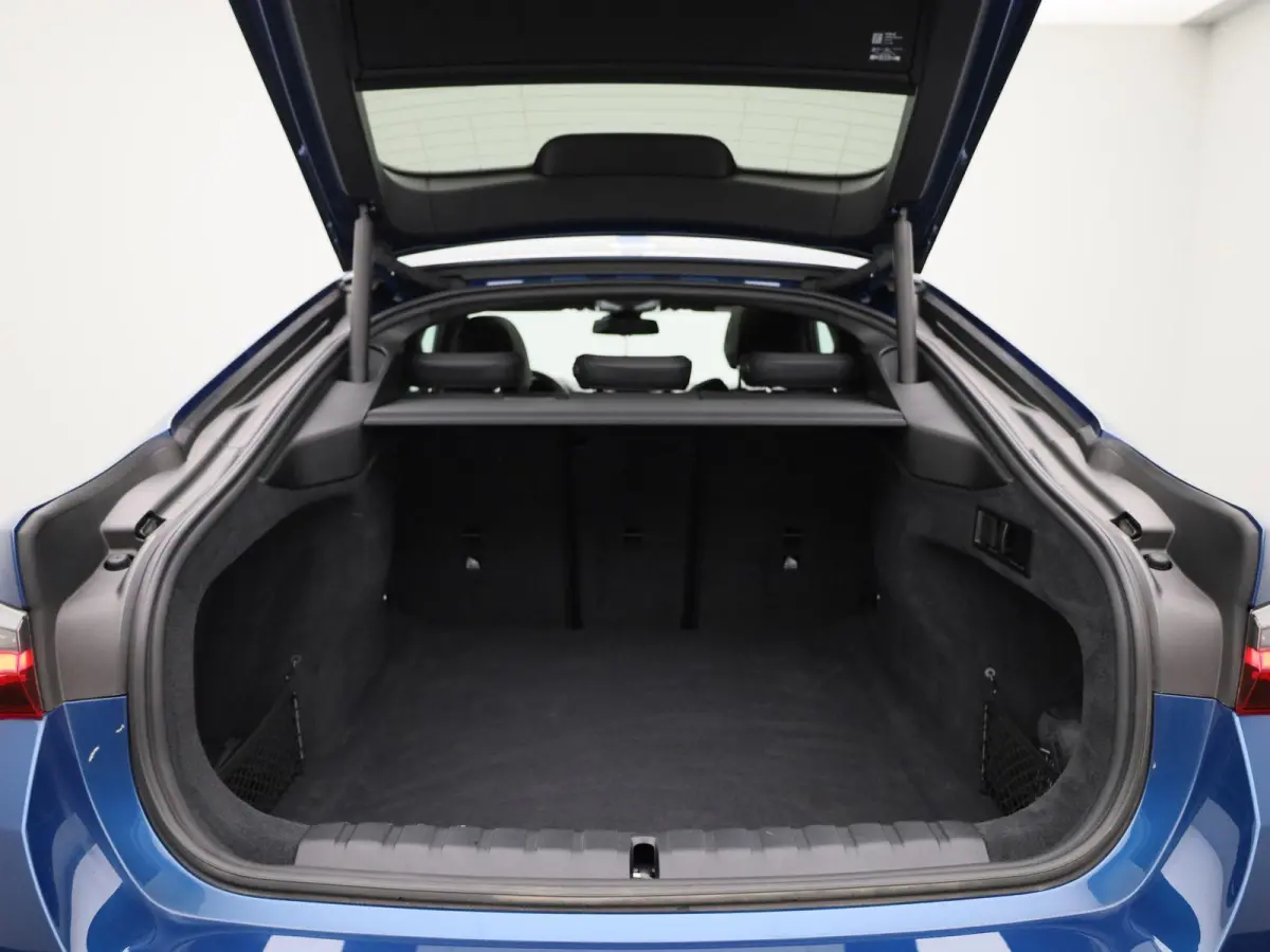 430i High Executive AUTOMAAT | SCHUIFKANTEL DAK | M PERFORMANCE PACK | M PAKKET | CAMERA | APPLE CARPLAY | NAVIGATIE | CARBON PAKKET | VIRTUEEL | PDC | STOELVERWARMING | LEDER | SPORSTOELEN 