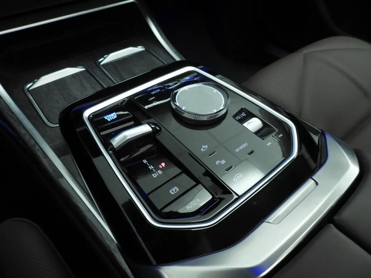 xDrive60 106 kWh | LED | HUD | Active cruise | Panoramadak | Active steering | DAB | Bowers & Wilkins sound | Alu 20 inch