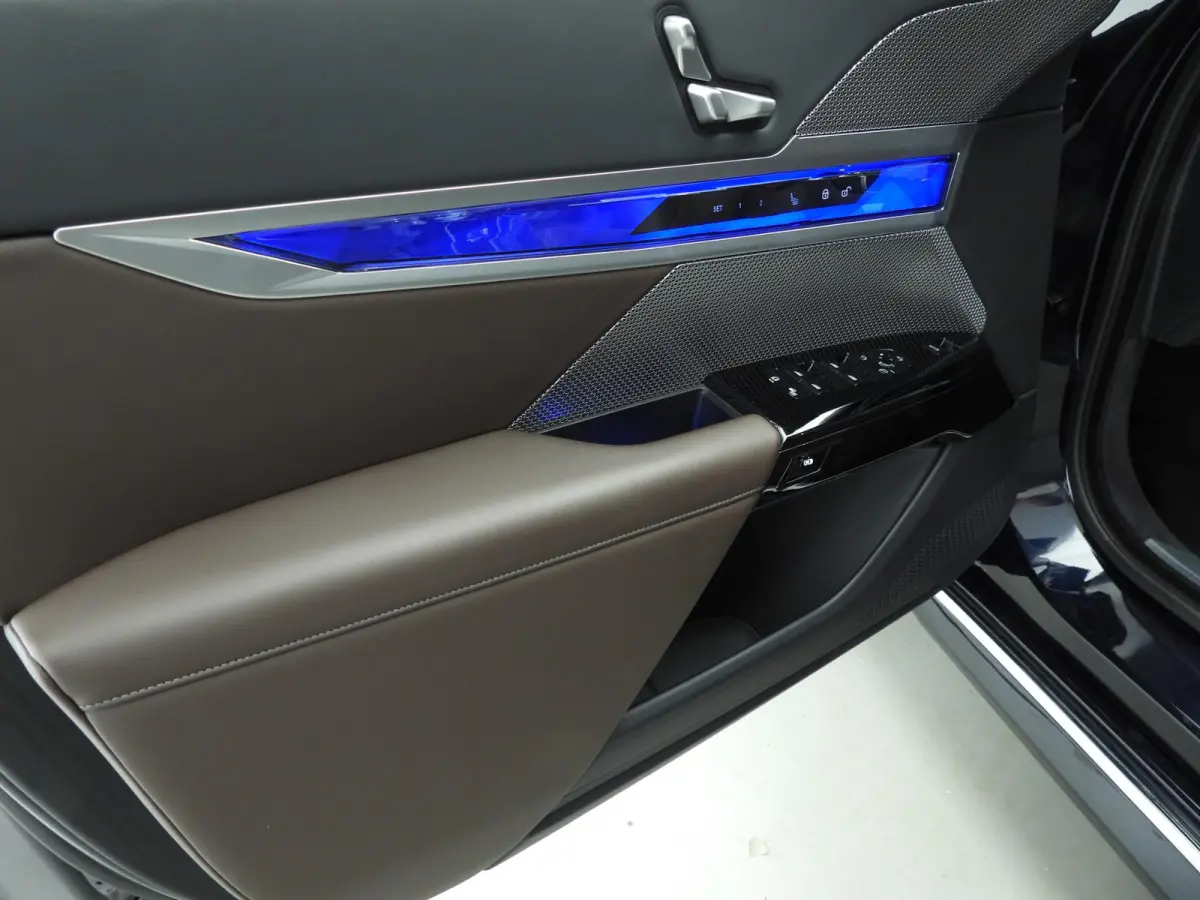 xDrive60 106 kWh | LED | HUD | Active cruise | Panoramadak | Active steering | DAB | Bowers & Wilkins sound | Alu 20 inch